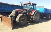 Tracteur Case 140 avec lame